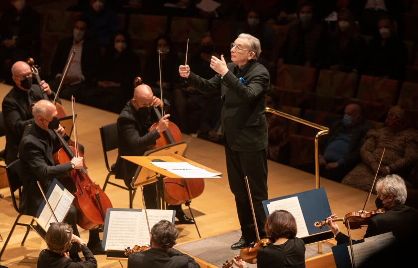 LOS ANGELES, CA - JANUARY 07: Michael Tilson Thomas conducts the L.A. Philharmonic on Friday, Jan. 7, 2022 in Los Angeles, CA. (Jason Armond / Los Angeles Times)