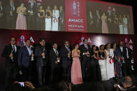 El elenco y equipo de "Roma" posa tras recibir el Premio Ariel a la mejor película, el lunes 24 de junio del 2019 en la Ciudad de México. (AP Foto/Ginnette Riquelme)