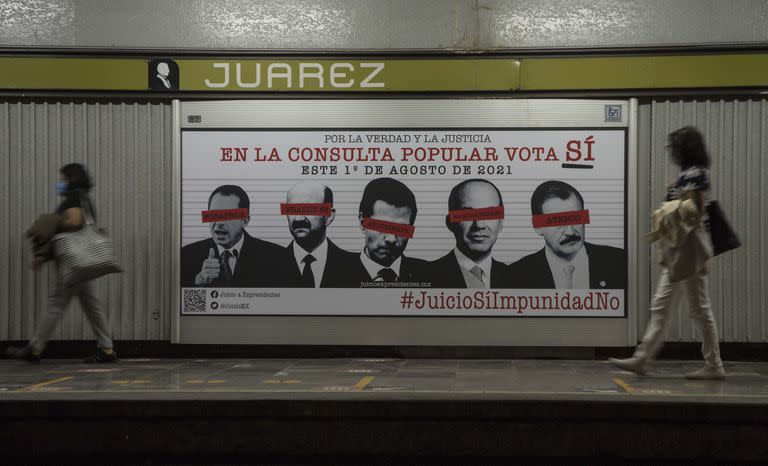 Un afiche relacionado con el referéndum, en Ciudad de México, el 31 de julio del 2021