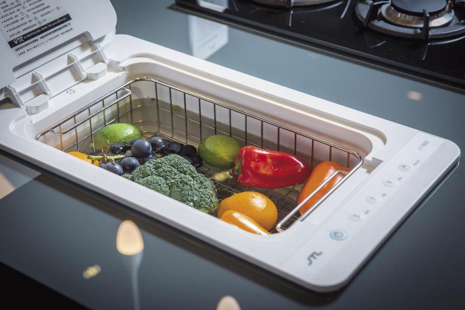 今年新推出的蔬果清洗機，超音波震動1秒可達4萬次，比他牌快1倍。（26,000元／台）