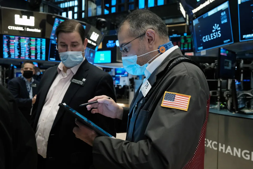  Traders enactment    connected  the level  of the New York Stock Exchange (NYSE) connected  January 18, 2022 successful  New York City. The Dow Jones Industrial Average fell astir   500 points successful  greeting  trading arsenic  investors measurement   quarterly net  and different   economical  quality    successful  a shortened trading week.   (Photo by Spencer Platt/Getty Images)