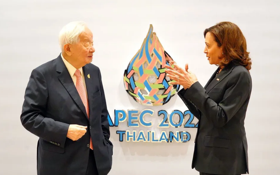 台灣代表張忠謀今（19）日與美國副總統賀錦麗（Kamala Harris）在 APEC 場邊會晤，兩人親切交談並合影。   圖: APEC台灣代表團提供（資料照）