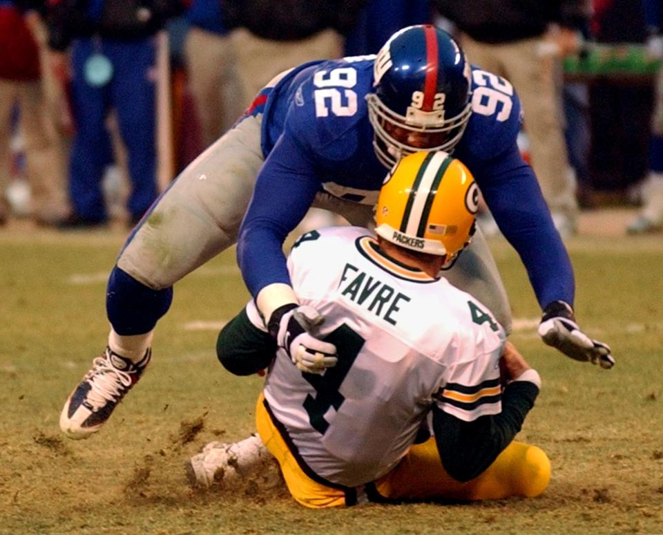 New York Giants defensive end Michael Strahan sacks Green Bay Packers quarterback Brett Favre.