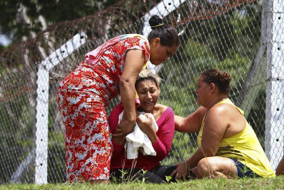 En esta imagen de archivo, tomada el 2 de enero de 2017, la esposa de un reo que fue asesinado en una riña en prisión llora en el exterior del complejo penitenciario Anisio Jobim en Manaus, Brasil. Las autoridades brasileñas intentan frenar una ola de violencia carcelaria que ha matado a al menos 125 reos en dos semanas, muchos de ellos decapitados y eviscerados. (Edmar Barros/Futura Press via AP, archivo) NO PUBLICAR EN BRASIL