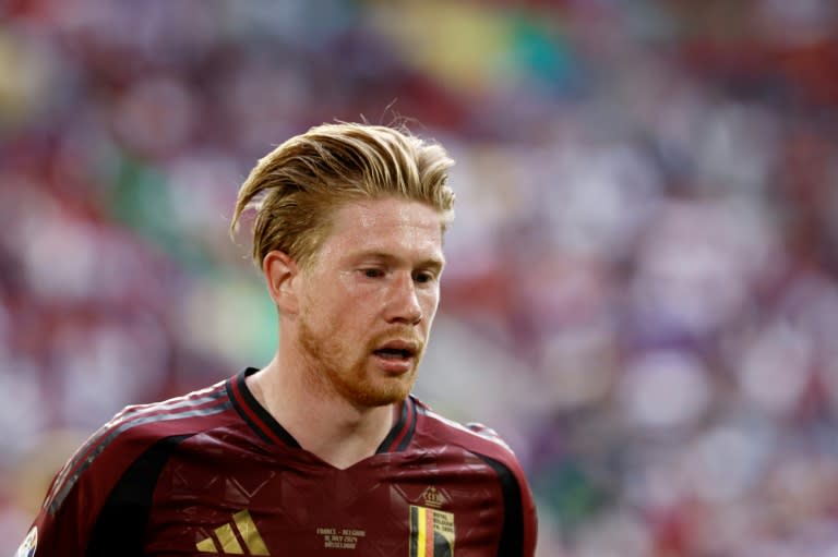 El centrocampista de Bélgica Kevin de Bruyne juega el partido de octavos de final de la Eurocopa de fútbol contra Francia, el 1 de julio de 2024 en la ciudad alemana de Dusseldorf (Kenzo Tribouillard)