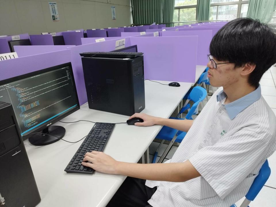 新北高工一年級同學吳承熹獲得網頁設計職種第一名，希望全國決賽一舉奪下金牌。   圖：新北市教育局提供