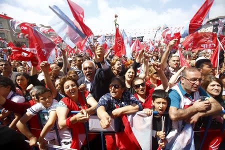 Supporters of Turkey's main opposition Republican People's Party (CHP) leader Kemal Kilicdaroglu attend an election rally for Turkey's June 7 parliamentary election, in Istanbul, Turkey, June 2, 2015. REUTERS/Osman Orsal