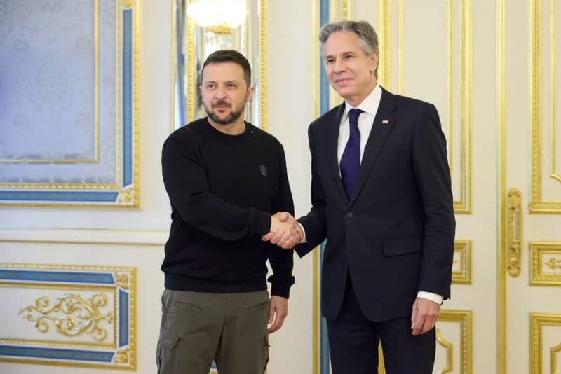 Ukrainian President Volodymyr Zelensky (L) meets with US Secretary of State Antony Blinken ahead of a bilateral meeting at the Mariinsky Palace. -/Ukraine Presidency via Planet Pix via ZUMA Press Wire/dpa