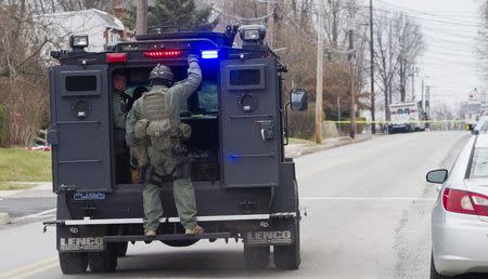 Police SWAT teams search outside a home in a suburb of Philadelphia where a suspect in five killings was believed to be barricaded in Souderton, Pennsylvania, December 15, 2014. REUTERS/Brad Larrison