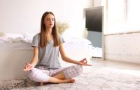 Auf Anspannung sollte im Wechsel Entspannung folgen. Um dem Gehirn eine Wellness-Einheit zu gönnen, gibt es verschiedene Techniken wie Meditation. Dabei wird gleichzeitig geübt, einen Fokus zu behalten und mit störenden Gedanken umzugehen. (Bild: iStock/evgenyatamanenko)