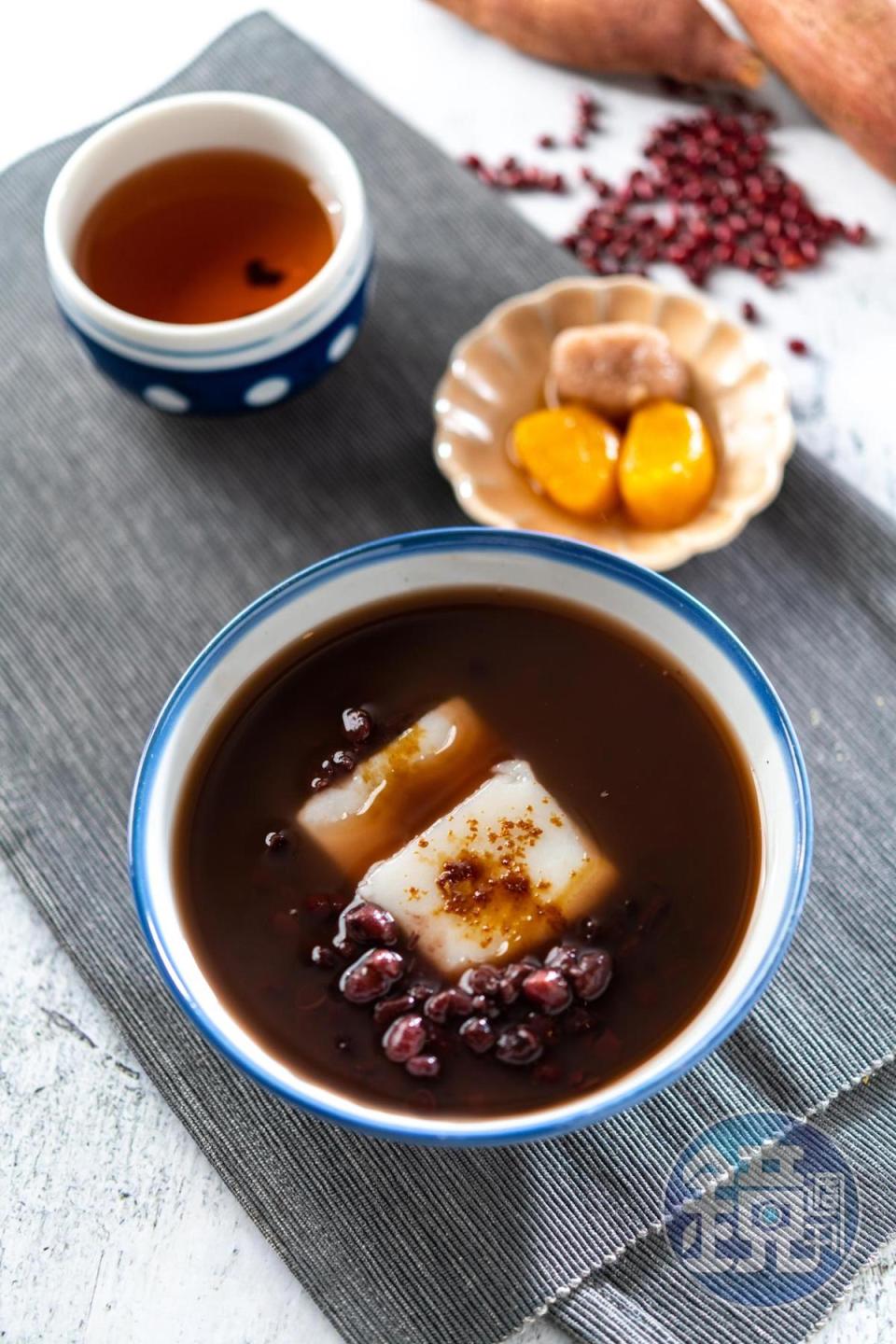 「紅豆年糕湯」吃得到紅豆泥和紅豆粒的口感，細緻綿密，甜度剛好。（85元／碗，冬季限定）