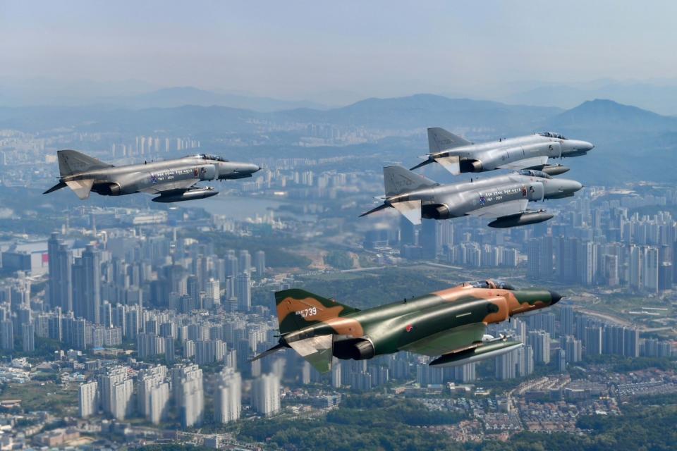 南韓空軍的F-4E幽靈二式戰鬥機編隊，在退役前活動展現F-4從越戰東南亞迷彩、波灣戰爭空優，到近代的空優塗裝，在不同時期各國服役的塗裝。ROKAF