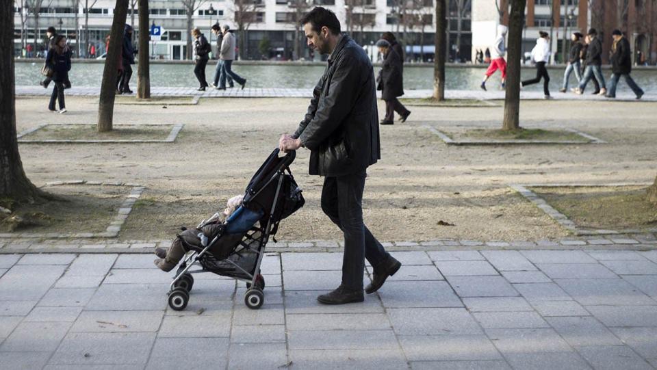 Un père et son enfant en 2013 à Paris. (photo d'illustration)  - AFP