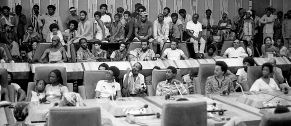 Membres du Black Arts Movement (BAM) réunis à l’aéroport international de Lagos avant le Festac '77. 
