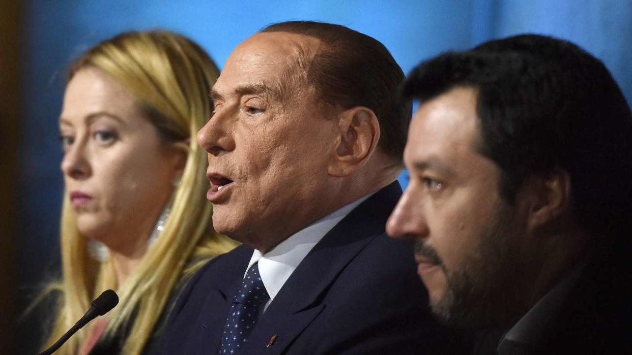 La cheffe du parti d’extrême droite Frratelli d’Italia Giorgia Meloni, le chef du centre-droit Forza Italia Silvio Berlusconi et le chef du parti d’extrême droite La Ligue Matteo Salvini, lors d’une conférence de presse conjointe en mars 2018.