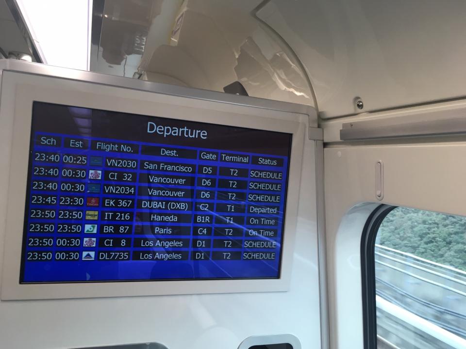 桃園機場捷運開通 車廂上有各航班時間表。
