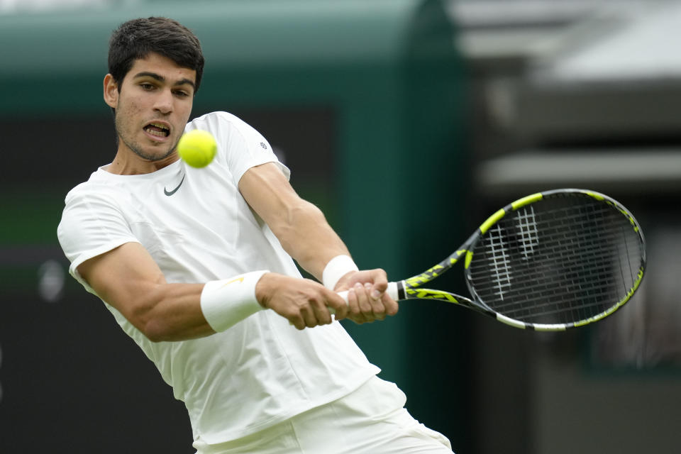 Carlos Alcaraz devuelve ante Jeremy Chardy en la primera ronda del torneo de Wimbledon, el martes 4 de julio de 2023, en Londres. (AP Foto/Kirsty Wigglesworth)