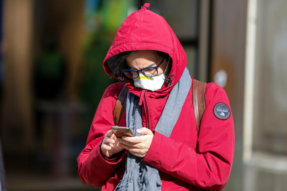  A man wearing a face mask as a preventive measure against the corona virus views his mobile phone in central London. 8 people have died from the virus and the number of coronavirus cases in the UK has increase to 456. (Photo by Steve Taylor / SOPA Images/Sipa USA) 