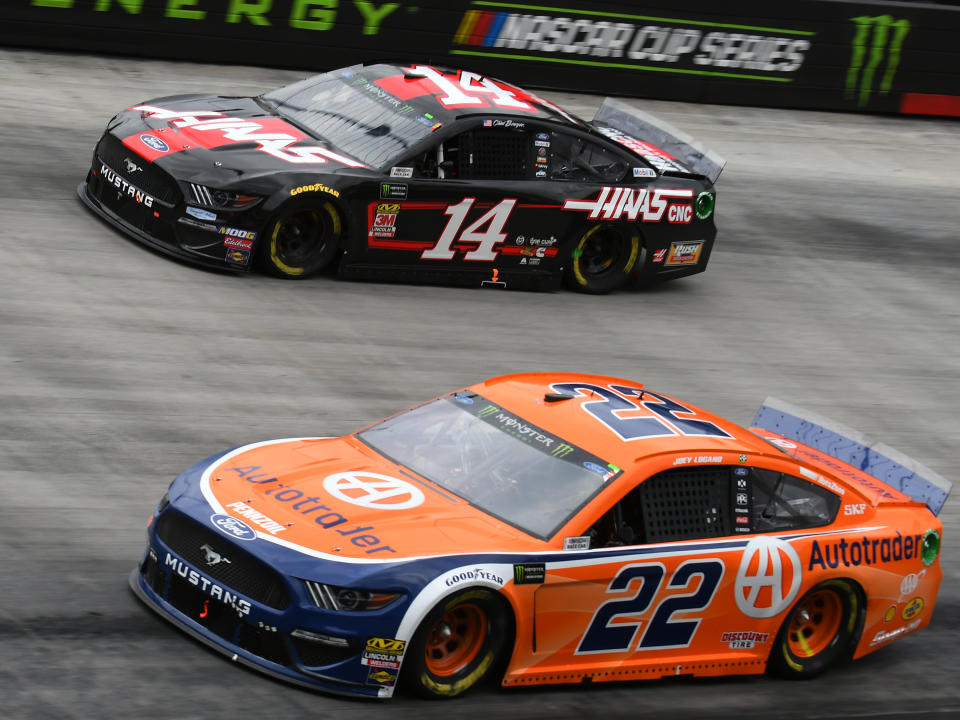 BRISTOL, TN - APRIL 07: Joey Logano, Team Penske, Ford Mustang Shell Autorader (22) and Clint Bowyer, Stewart-Haas Racing, Ford Mustang Haas Automation (14) race side by side during the Monster Energy Cup Series Food City 500 on April 7, 2019, at Bristol Motor Speedway in Bristol, TN.(Photo by Jeffrey Vest/Icon Sportswire via Getty Images)