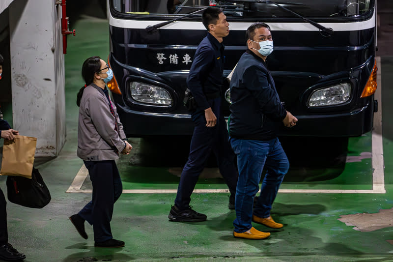 台北地院裁定陳重文羈押禁見 台北市議員陳重文（右）被控圖利監視器業者，檢察 官聲押禁見，陳重文21日晚間在法警移送下步行上警 備車。 中央社記者鄭清元攝  113年3月21日 