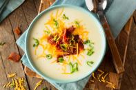 Eine Kartoffelsuppe eignet sich besonders als Vor- oder Hauptspeise, wenn Sie Gäste empfangen. Die cremige Variante macht erst recht was her, wenn Sie das Süppchen mit Lauchzwiebeln, gerösteten Zwiebeln oder Karottenraspeln garnieren. Auch Bacon oder verschiedene Würstchenstücke machen sich gut darin. Tipp: Probieren Sie doch auch einmal eine Süßkartoffelsuppe. (Bild: iStock / bhofack2 )