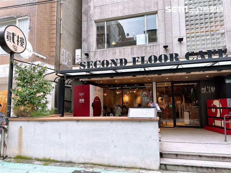 貳樓SECOND FLOOR X QUEEN SHOP 推出聯名餐點和服飾。（圖／記者劉沛妘攝影）