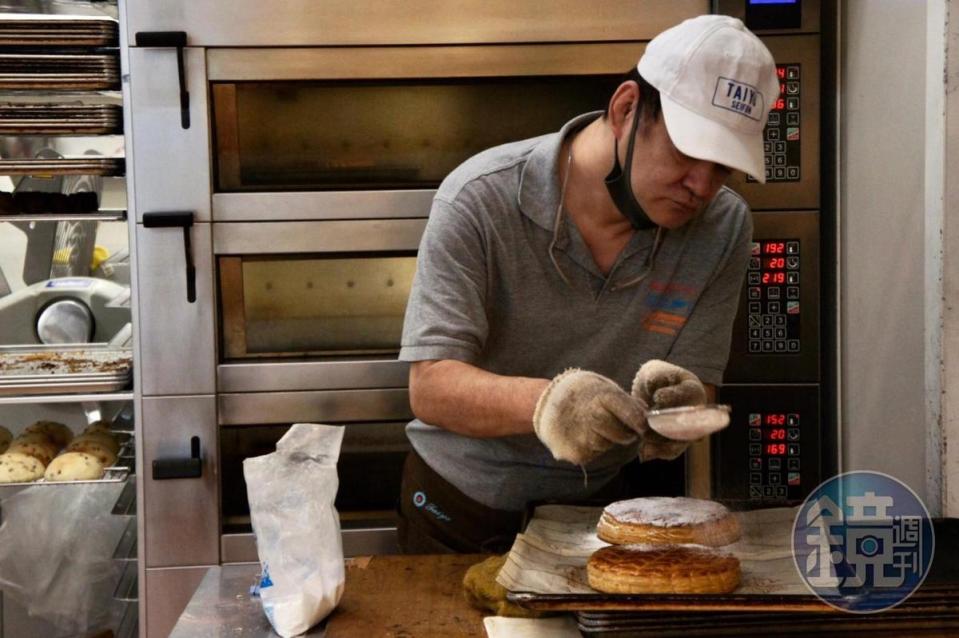 我來訪「麥嵐綺麵包（林口店）」這天，麵包大師野上智寬正低調地在廚房裡協助工作。