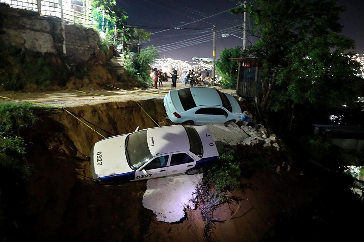 Aftermath of a 7.0 magnitude earthquake in Acapulco