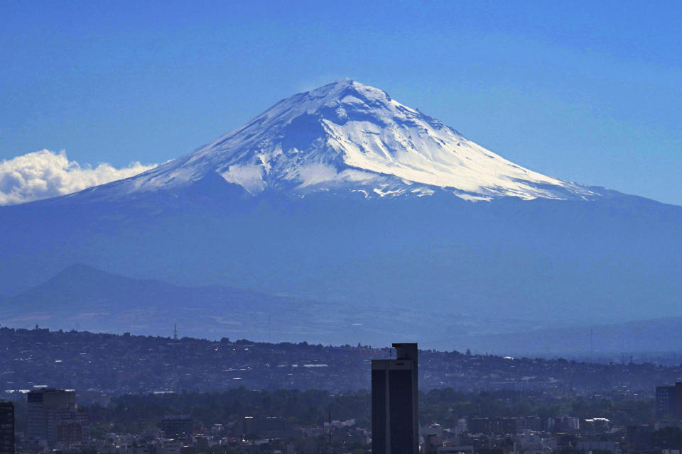 FILE - The snow-capped Popocatépetl volcano, as seen from Mexico City, Nov. 24, 2023. This year's lists of the most mispronounced words in the U.S. and Britain were released on Thursday, Dec. 7, by the online language learning company Babbel, and two volcanos — Mexico's Popocatépetl, pronounced Poh-poh-kah-TEH-peh-til, and Hawaii's Kilauea, pronounced Kee-lou-EY-uh — made the list. (AP Photo/Marco Ugarte, File)