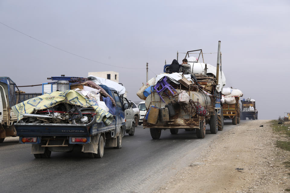 SSirios conducen a través de la ciudad de al-Mastouma, provincia de Idlib, huyendo de una ofensiva del gobierno el martes 28 de enero de 2020. (AP Foto/Ghaith Alsayed)