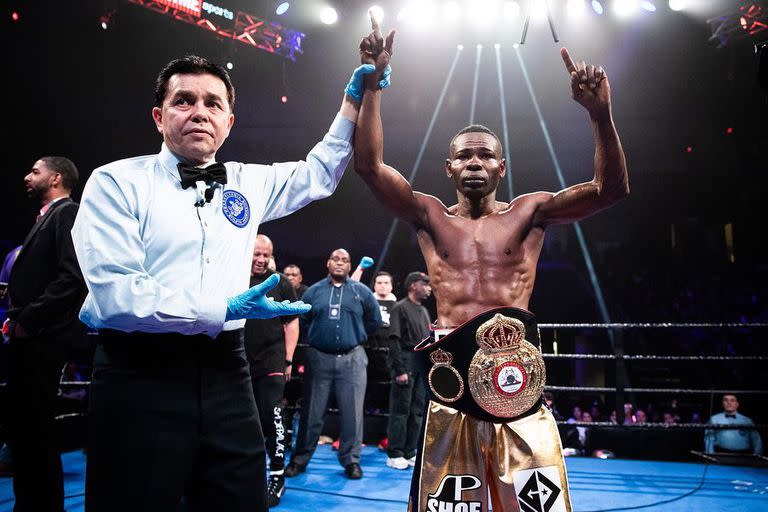 Guillermo Rigondeaux, con el cinturón de campeón mundial de los supergallos