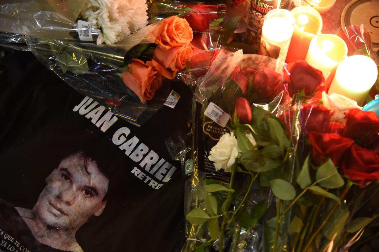 Fans mourned Juan Gabriel with flowers at the Hollywood Walk of Fame on Monday.&nbsp; (Photo: ROBYN BECK via Getty Images)