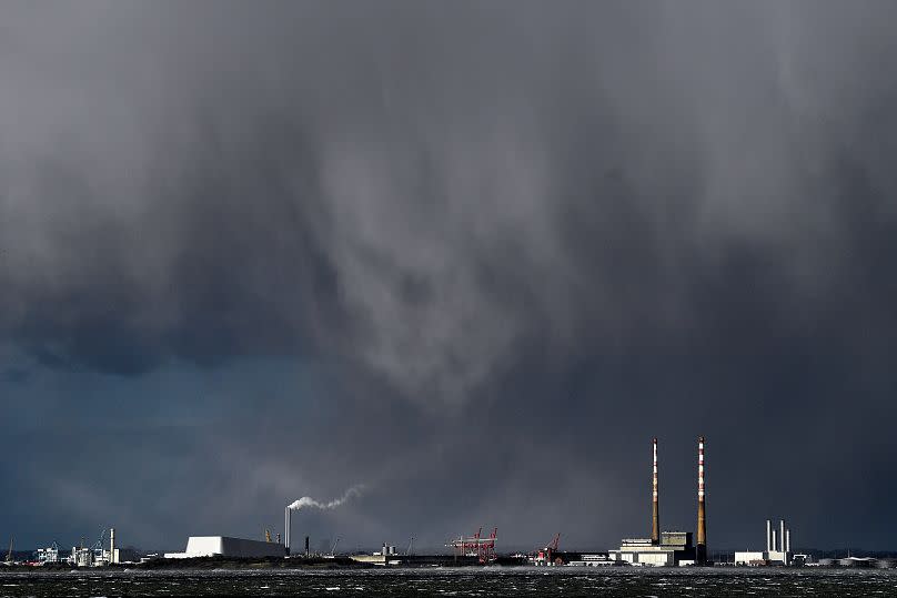 Regenwolken hängen während des Sturms Eunice über den Industrie-Schornsteinen in Dublin am 18. Februar 2022.