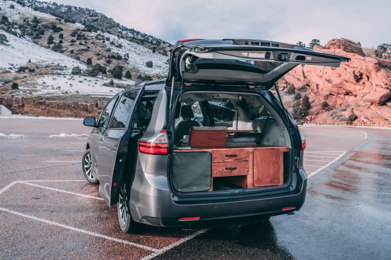 Der Toyota Sienna XLE mit eingebauter Küche, Wohn- und Schlafzimmer. 