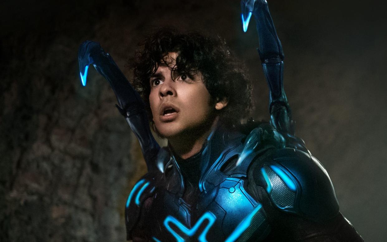 Xolo Maridueña wurde dank "Cobra Kai" zuletzt schon einem breiteren Publikum bekannt, nun spielt er die Hauptrolle in der neuen DC-Comic-Verfilmung "Blue Beetle". (Bild: 2023 Warner Bros. Entertainment/DC Comics/Hopper Stone/SMPSP)