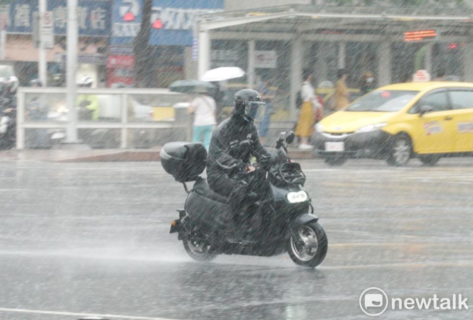 由於西南風及午後對流影響，氣象局對14縣市發布豪雨、大雨特報。(資料照)   圖：張良一/攝