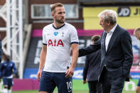 LONDON, ENGLAND - JULY 26: manager Roy Hodgson of Crystal Palace and Harry Kane of Tottenham Hotspur talk on pitch after the Premier League match between Crystal Palace and Tottenham Hotspur at Selhurst Park on July 26, 2020 in London, United Kingdom. (Photo by Sebastian Frej/MB Media/Getty Images)