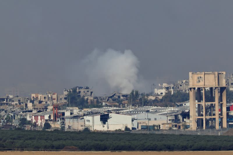 El humo se eleva sobre Gaza, en pleno conflicto entre Israel y el grupo islamista palestino Hamás