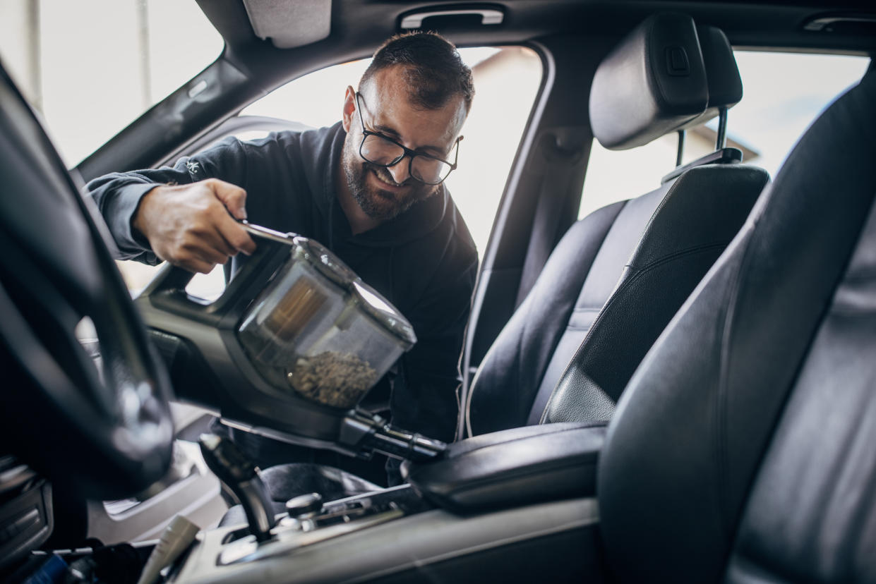 Esta práctica mini aspiradora para carro es perfecta para “aspirar casi cualquier cosa”. (Foto: Getty)