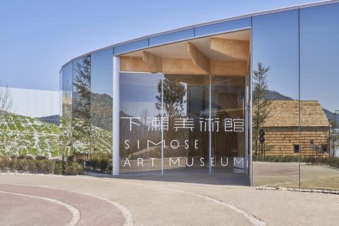 由坂茂設計的設施，於 2023 年 3 月開業，由美術館、酒店和餐廳組成。 PHOTO CREDIT: Simose Art Museum