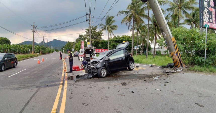 旗山地區發生嚴重車禍，一輛小轎車疑似過彎失控自撞電桿，導致車體嚴重毀損。（圖／翻攝畫面）