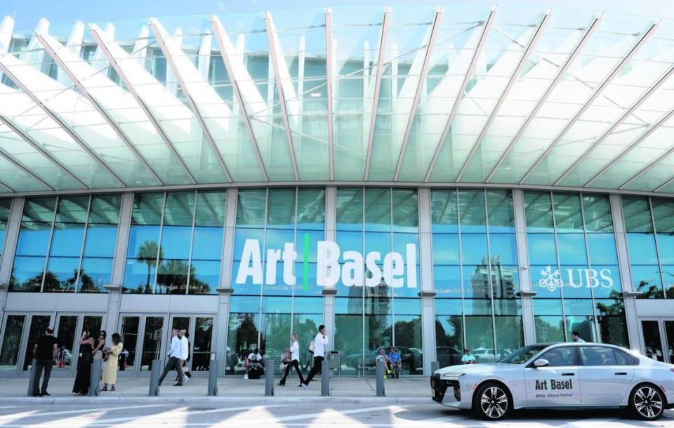 Art Basel Miami Beach (ABMB) se celebra desde el 8 al 10 de diciembre de 2023 en el Centro de Convenciones de Miami Beach.