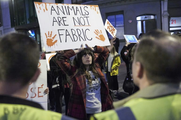 Des manfestants pour les droits des animaux ont protesté en marge de la London Fashion Week le 16 septembre 2017