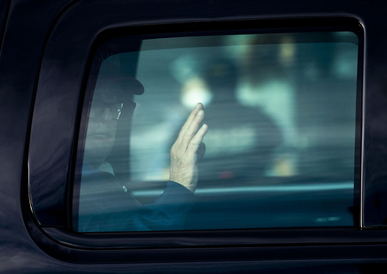 El presidente Donald Trump saluda al llegar a la Casa Blanca en Washington tras visitar el Club Nacional de Golf Trump en Sterling, Virginia, el 13 de diciembre de 2020. (Doug Mills/The New York Times)