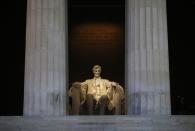 The Lincoln Memorial is pictured devoid of tourists in Washington, October 1, 2013. The U.S. government began a partial shutdown on Tuesday for the first time in 17 years, potentially putting up to 1 million workers on unpaid leave, closing national parks and stalling medical research projects. REUTERS/Jason Reed (UNITED STATES - Tags: POLITICS BUSINESS)