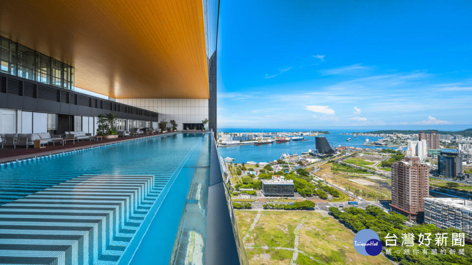 ▲承億酒店24樓的高空泳池是全球唯一「高空懸挑透明無邊際泳池」。