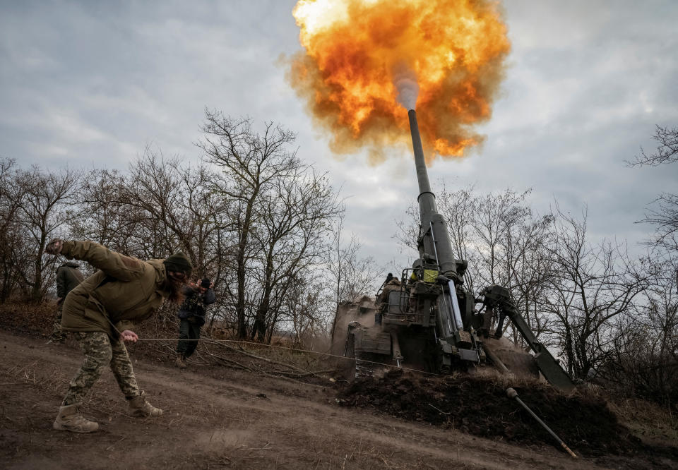 A Ukrainian servicewoman fires a 2S7 Pion self-propelled gun at a position, as Russia's attack on Ukraine continues, on a frontline in Kherson region, Ukraine November 9, 2022. REUTERS/Viacheslav Ratynskyi     TPX IMAGES OF THE DAY