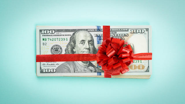 When is a Cash Gift Tax Charged & Who Pays?