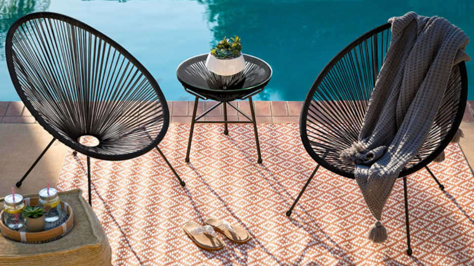 The geometric design of this seat is weather-resistant plastic so you don’t need to worry about fabric getting rained on or splashed with pool water.