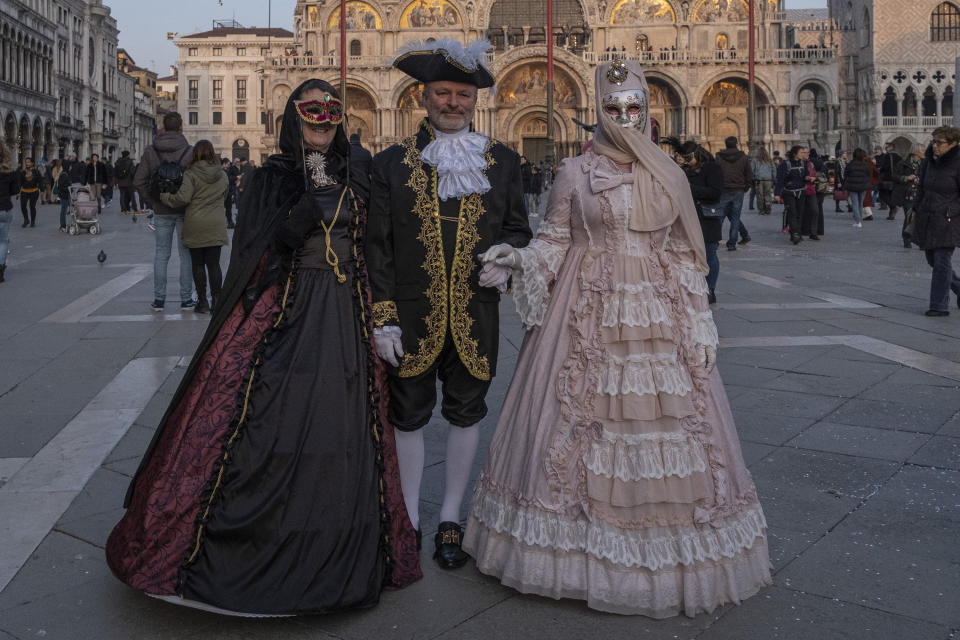 Lo spettacolo ha celebrato l'incontro tra 2 elementi, acqua e aria, con acrobati e giocolieri, mangiatori di fuoco e ballerine. Nel Rio di Cannaregio hanno sfilato una decina di imbarcazioni. Il suono degli archi ha accompagnato lo show. Un giocoliere ha maneggiato il fuoco, seguito dalle evoluzioni di un ballerino dentro una bolla. Poi le note di 'Sound of Silence' hanno accompagnato la coreografia di una danzatrice dentro una sfera trasparente mentre un acrobata, su un braccio meccanico, ha volteggiato sospeso nell'aria. (Photo by Stefano Mazzola/Awakening/Getty Images)